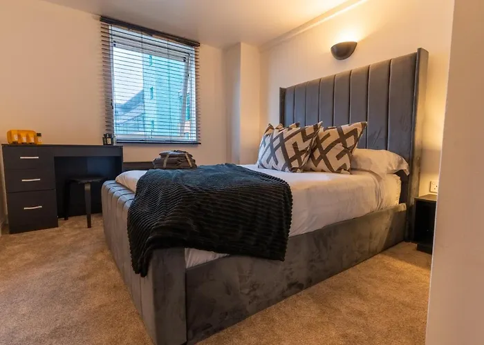 Jpg Theatre Suite - High Floor Mcr Luxe Apartment W Balcony Canal Views